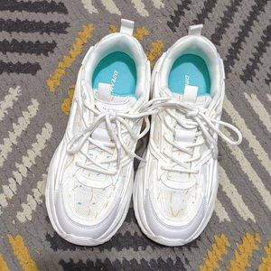 Women white sneakers size 7